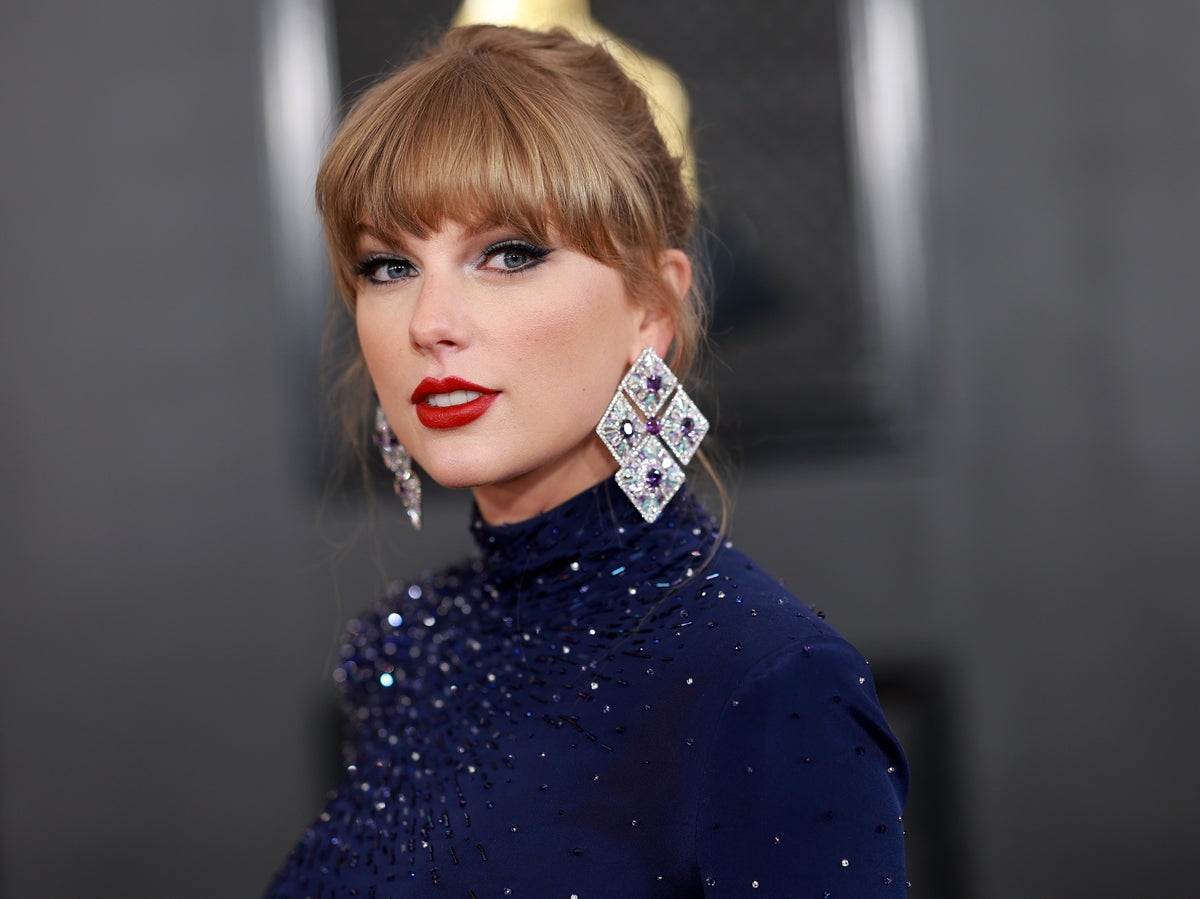 Taylor Swift Attends Bills Game